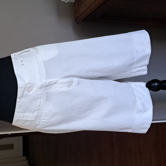 George Pants - Never Worn Women's Size 14 White Shorts with a 20 in. length made with 3% Spand